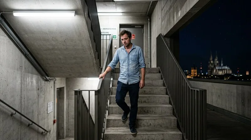 Erschöpfte Person nach der Arbeit — Burnout erfordert professionelle Unterstützung